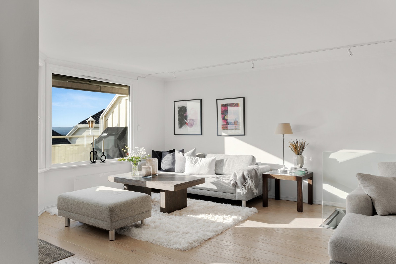 Leiligheten er overflateoppusset i 2014 | I tillegg ny peis og kjøkken Galleribilde