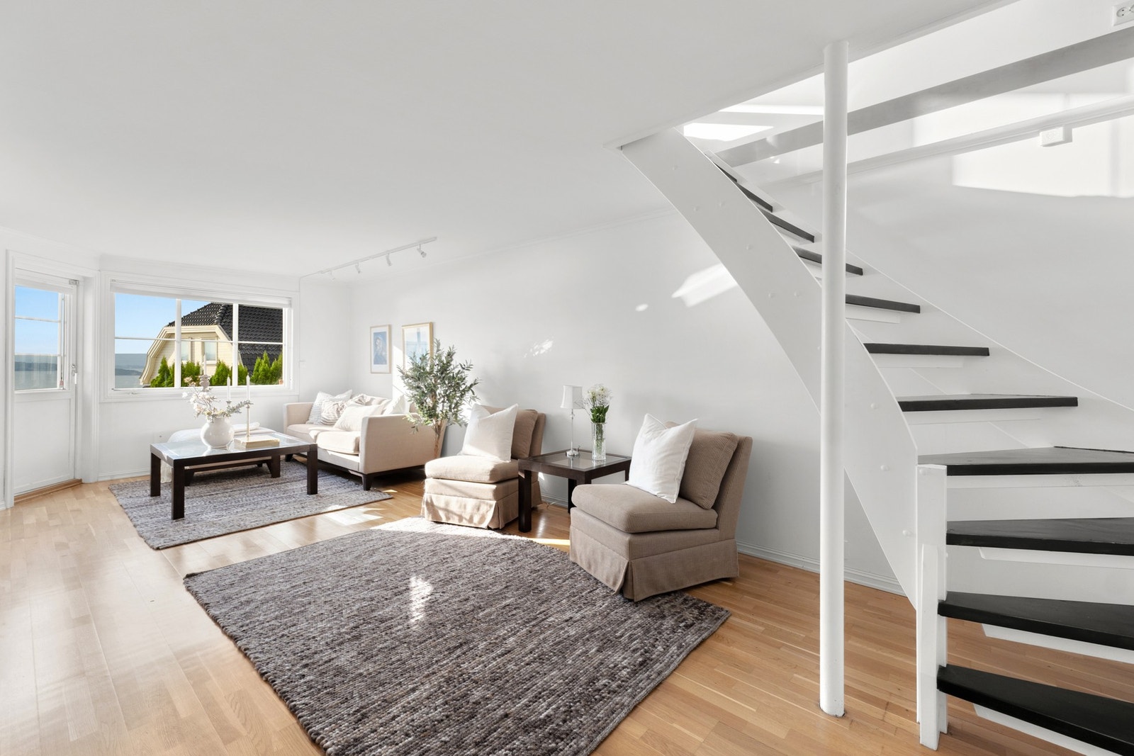 Velkommen ned i underetasjen | Her har man en ekstra stue og et soverom Galleribilde