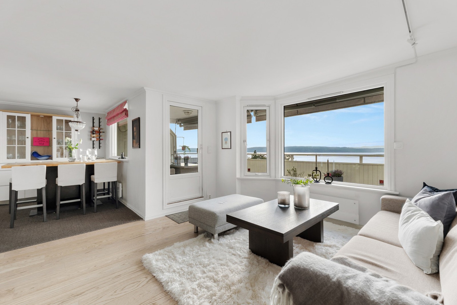 Terrasseleiligheten er stor og luftig med en praktisk planløsning Galleribilde