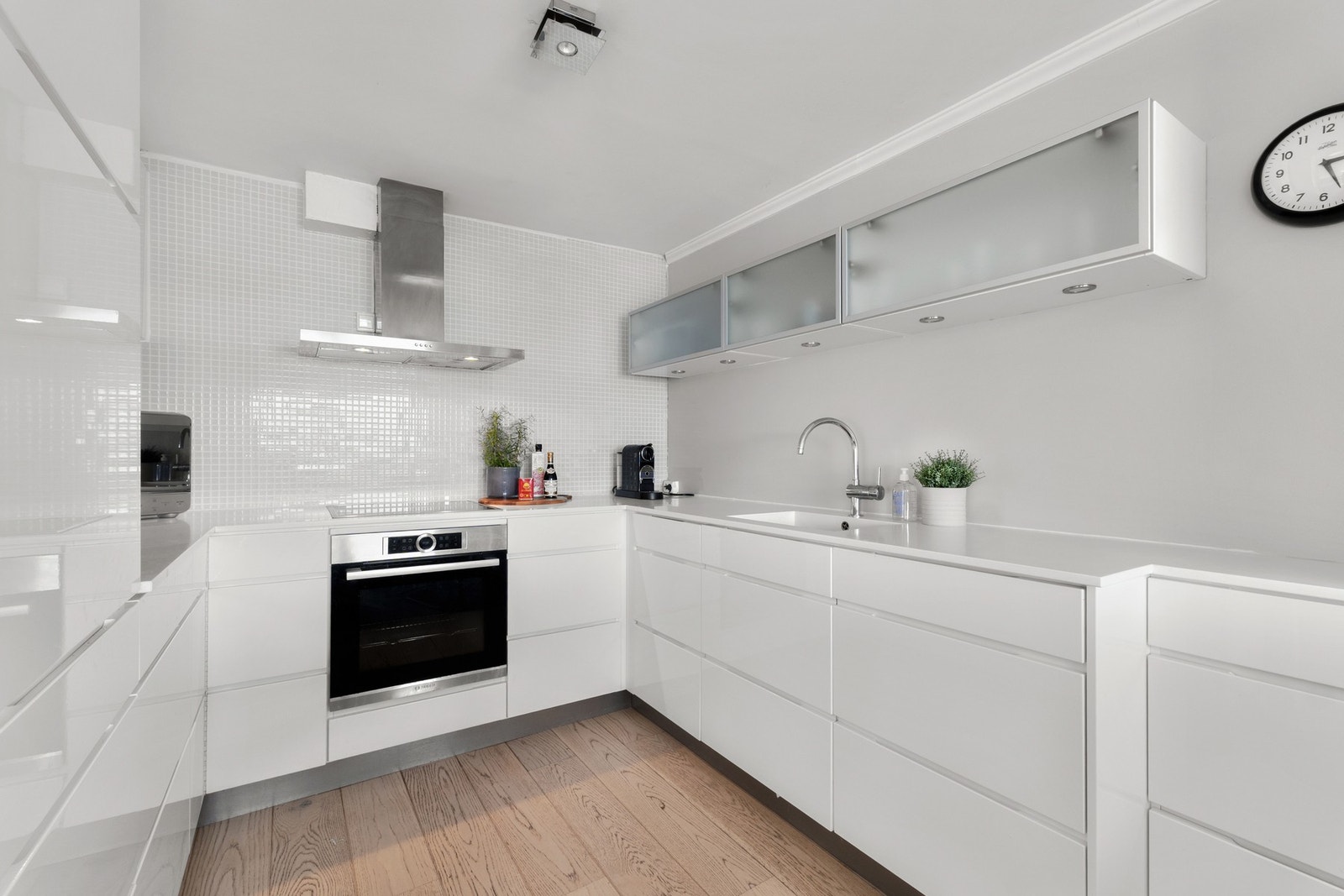 Delikat Kvik-kjøkken fra 2014 med integrerte hvitevarer og Corian benkeplate Galleribilde