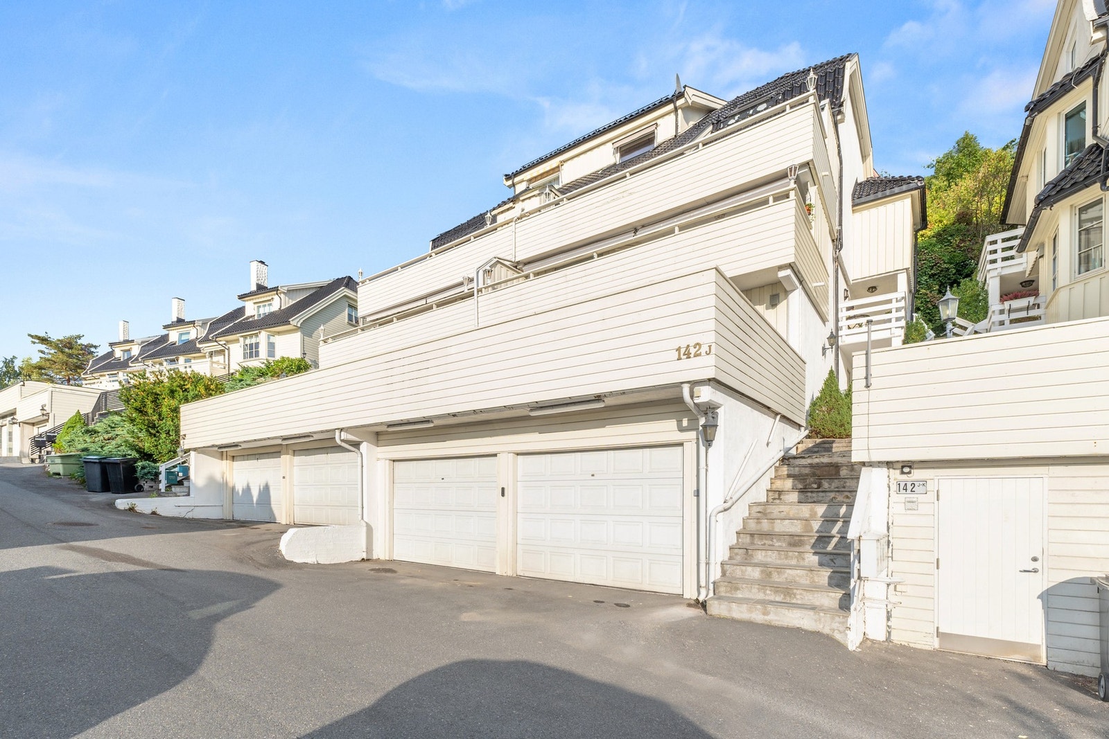 Garasje på 19 kvm med ladeboks og lagringsplass på en mesanin Galleribilde