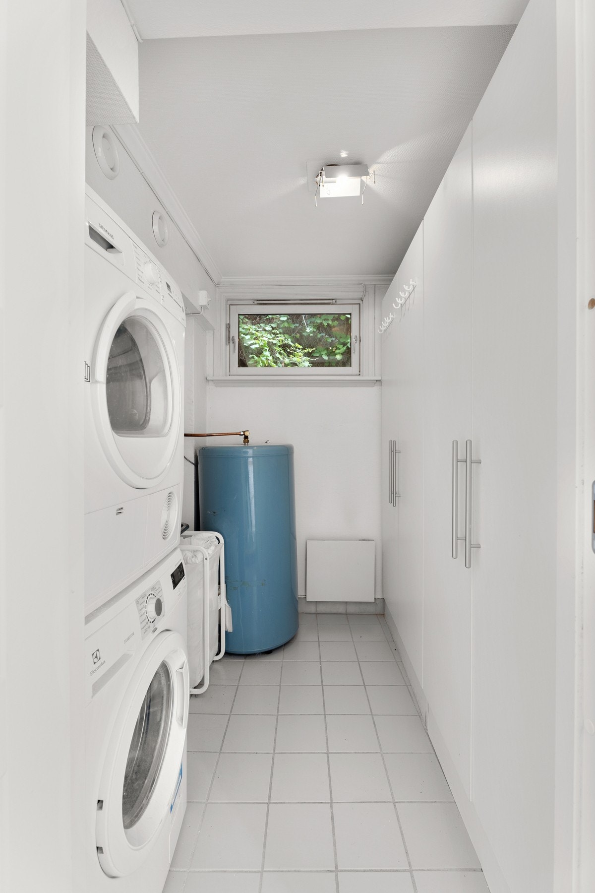 Eget vaskerom med mye garderobeplass Galleribilde