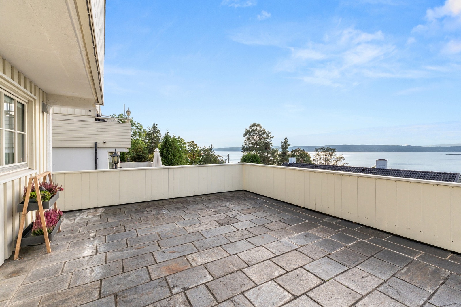 Fra "stue 2" i underetasjen er det utgang til en stor felles terrasse Galleribilde