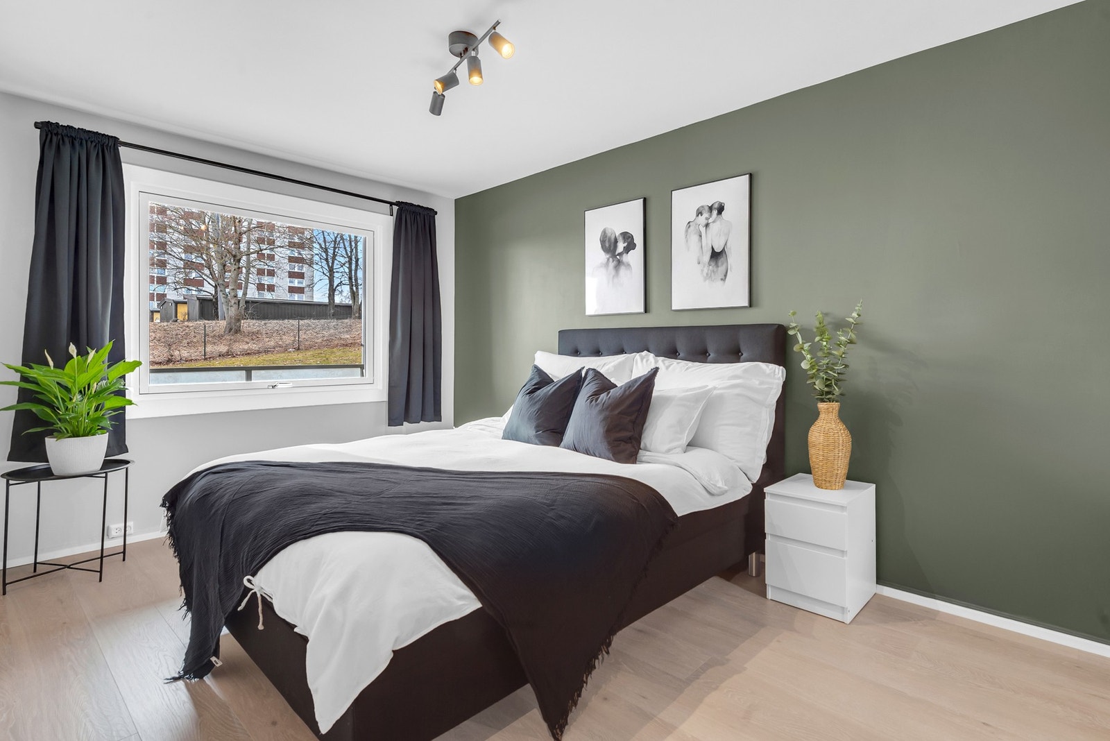 Leilighetens to soverom fremstår som veldig koselige begge to og ligger i hver sin ende. Hovedsoverommet er av svært romslig størrelse med god plass til dobbeltseng og tilhørende nattbord. Galleribilde