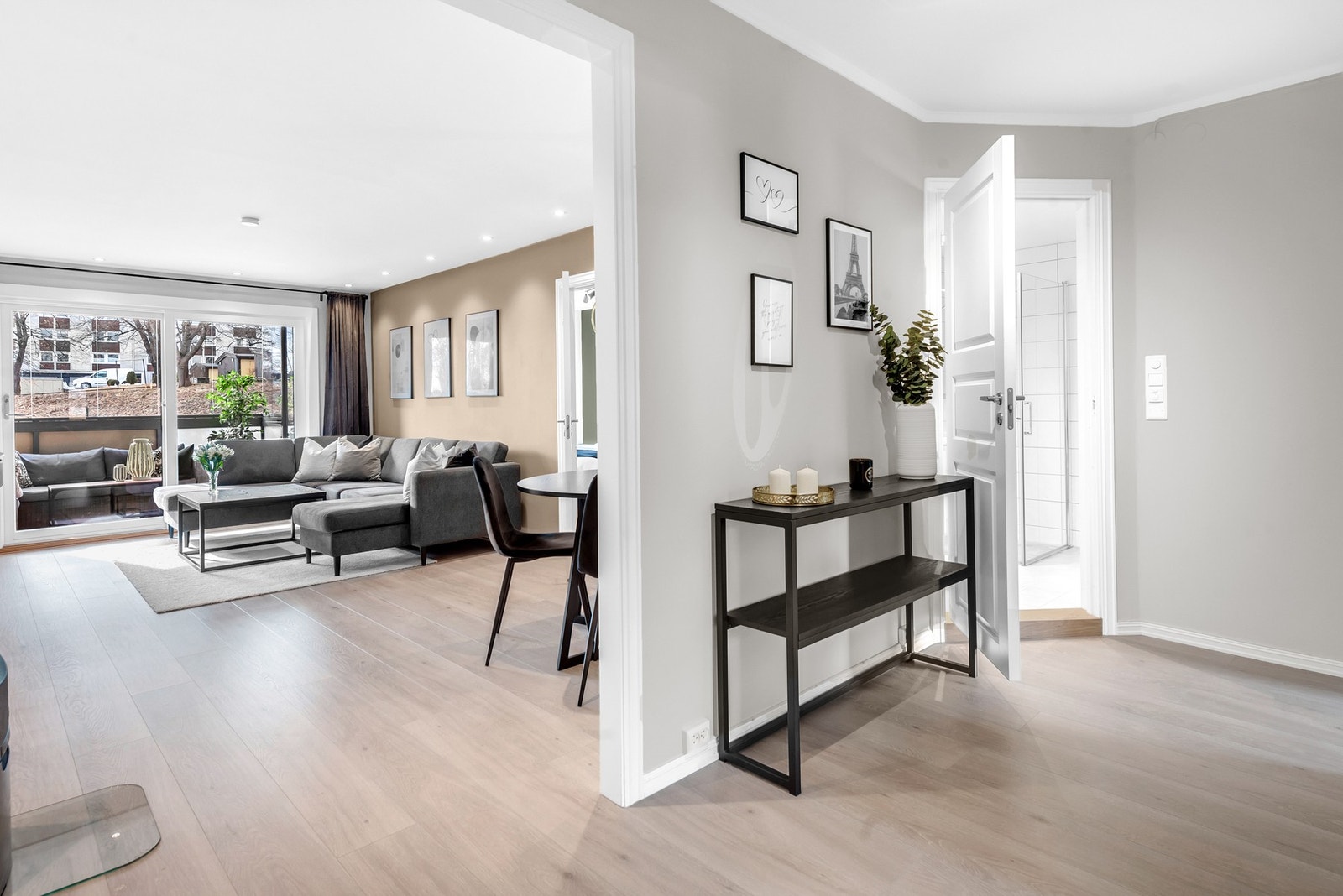 Den gjennomgående planløsningen gjør leiligheten lys og luftig. Her får du et lite inntrykk av dette. Sett fra entréen og inn til stuen. Galleribilde