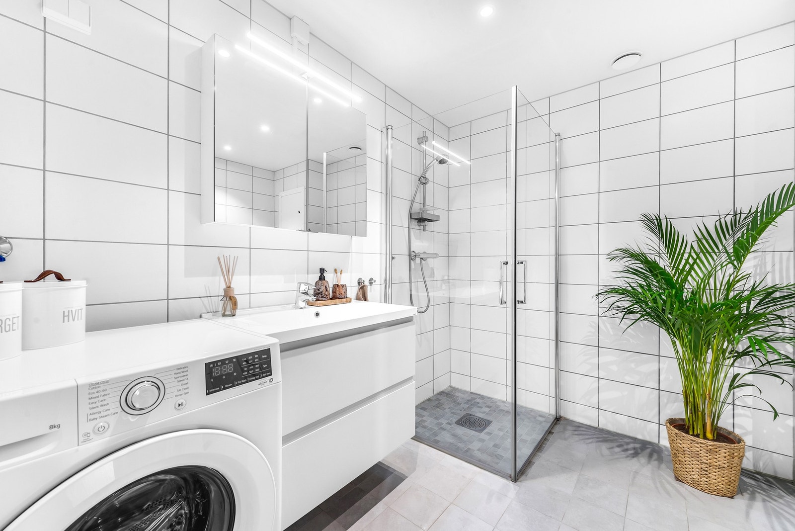En stor trygghet i denne boligen er at badet ble totalt modernisert i regi av borettslaget i 2019. Her får du et svært moderne bad, med fliser på gulv og vegg samt gulvvarme. Galleribilde