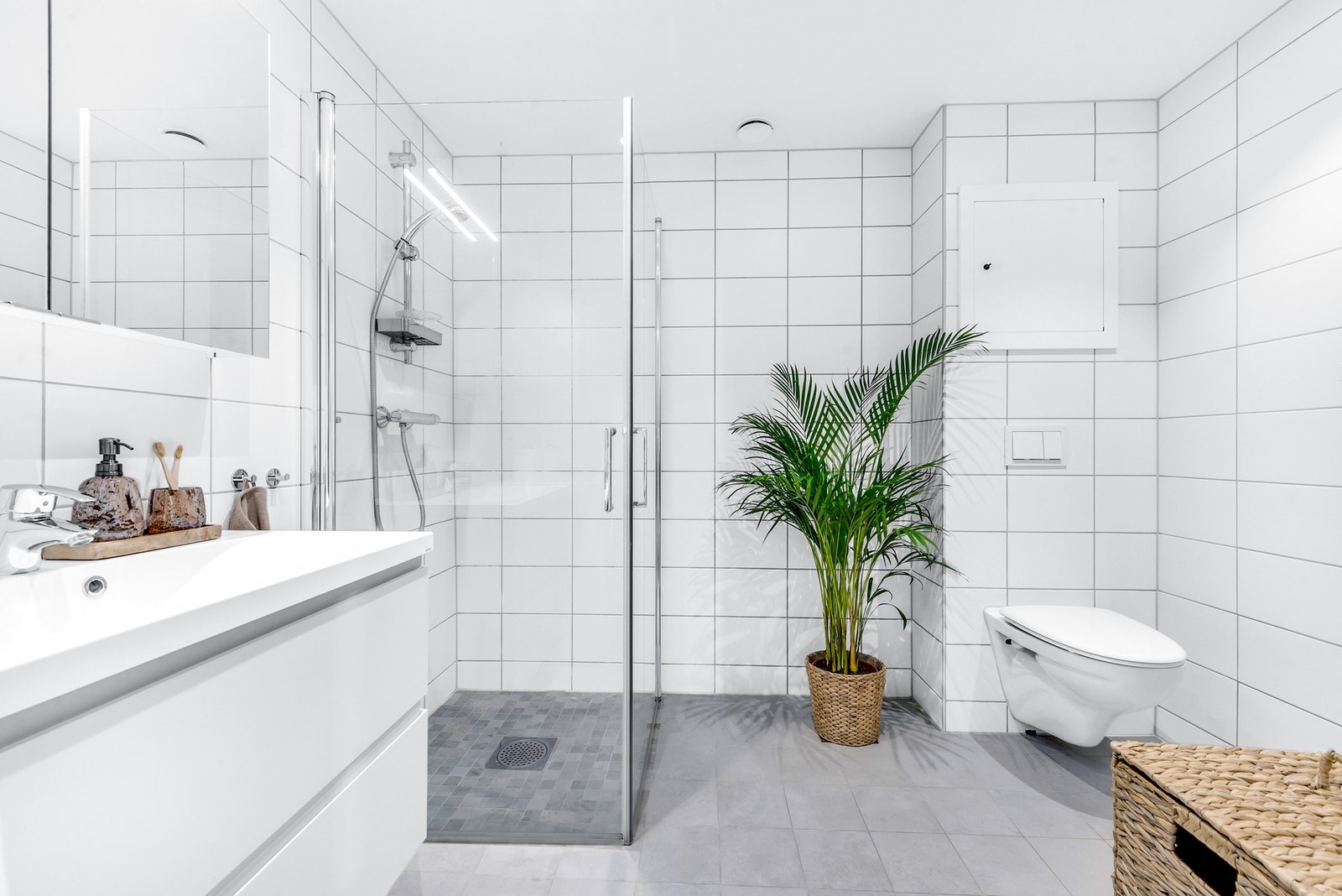Rommet er av romslig størrelse som gir plass til egen vaskemaskin og det du måtte trenge av baderomstilbehør. Galleribilde
