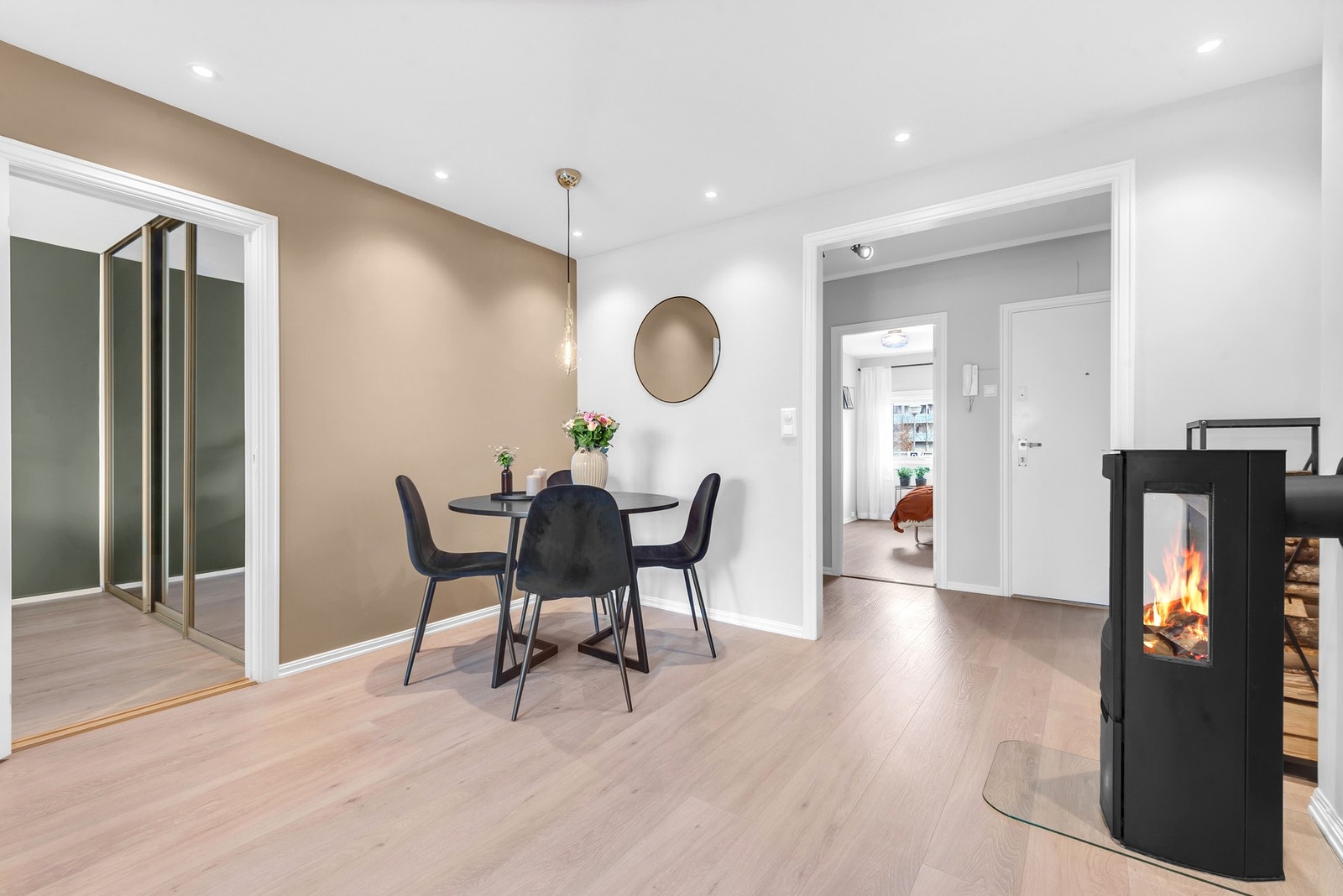 Det er benyttet omfattende downlightsbelysning i himling. I kombinasjon med fine fargevalg på veggene gir det en følelse av ro og harmoni. Galleribilde