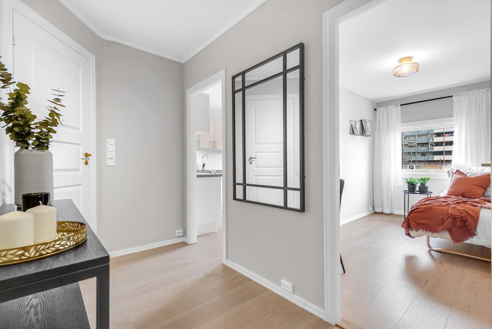 Entréen er holdt i et moderne fargevalg som vil gi et godt førsteinntrykk. Det er god plass til oppbevaring av ytterbekledningen din. Galleribilde