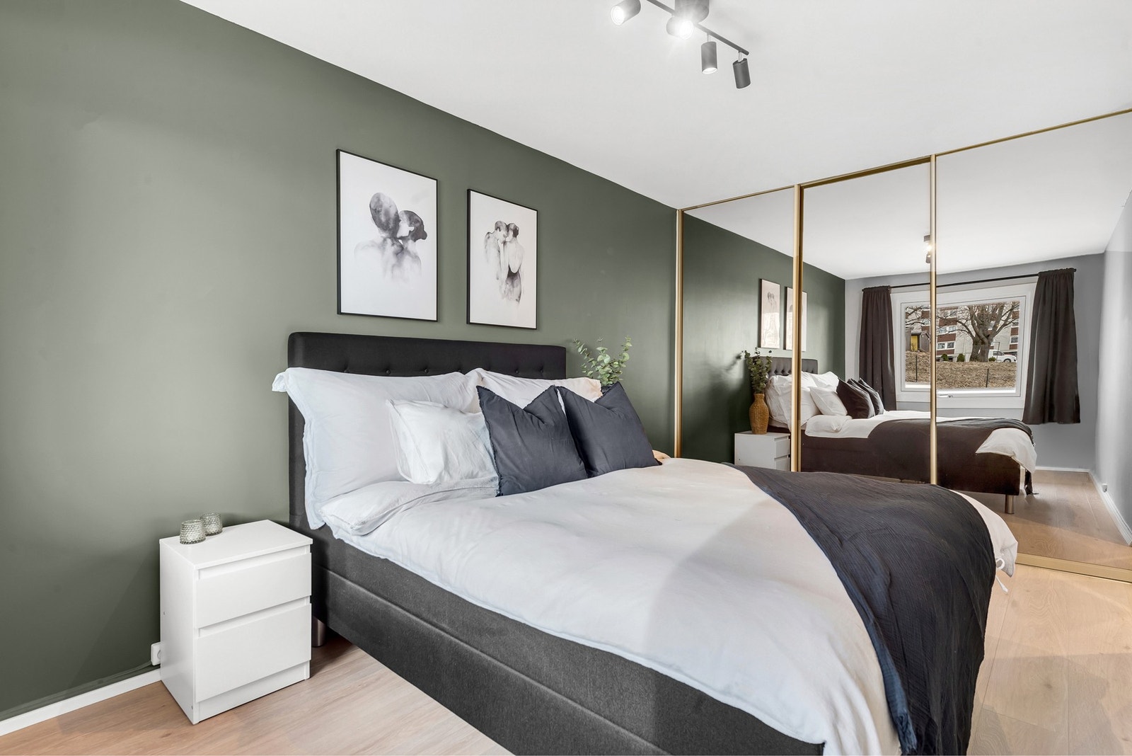 Her er det også montert inn et stor og flott skyvedørsgarderobe med speilfronter som har masse plass til bekledningen din. Galleribilde