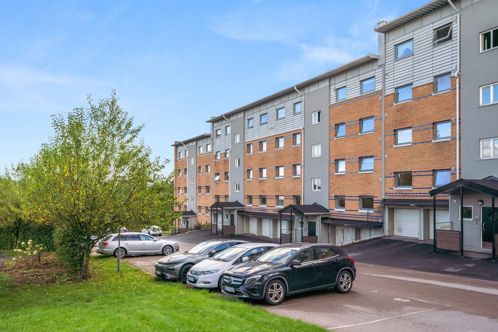 Parkeringsplass kan leies etter ventelister. Det er totalt 69 garasjer og 84 parkeringsplasser. Galleribilde