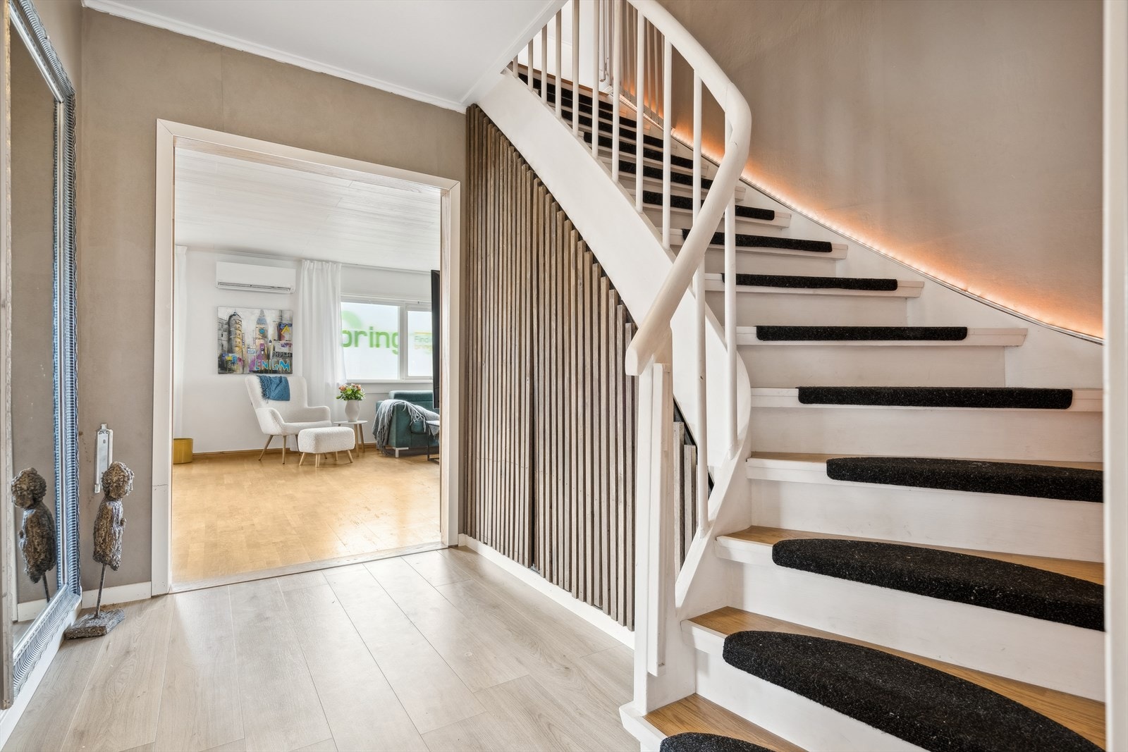 Hallen leder til kjøkkenet, stuen og videre opp til 2. etasje Galleribilde