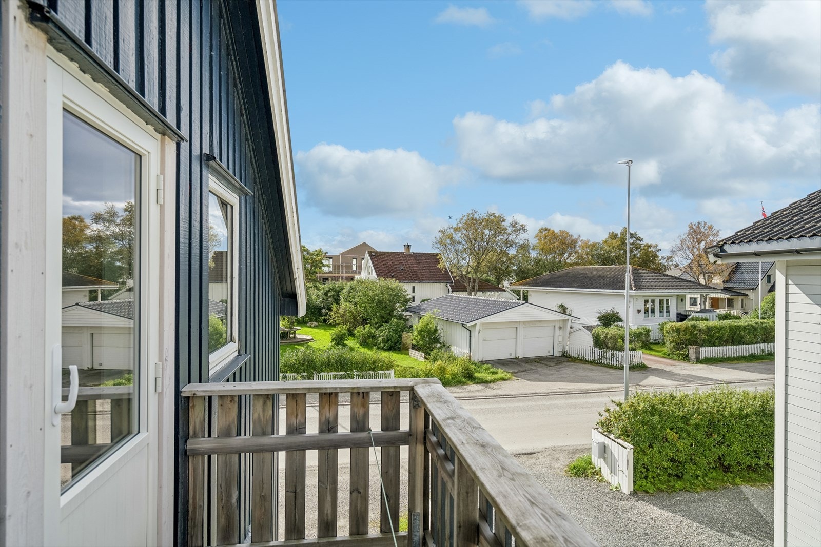 Vestvendt balkong i 2. etasje på ca. 3 m² Galleribilde