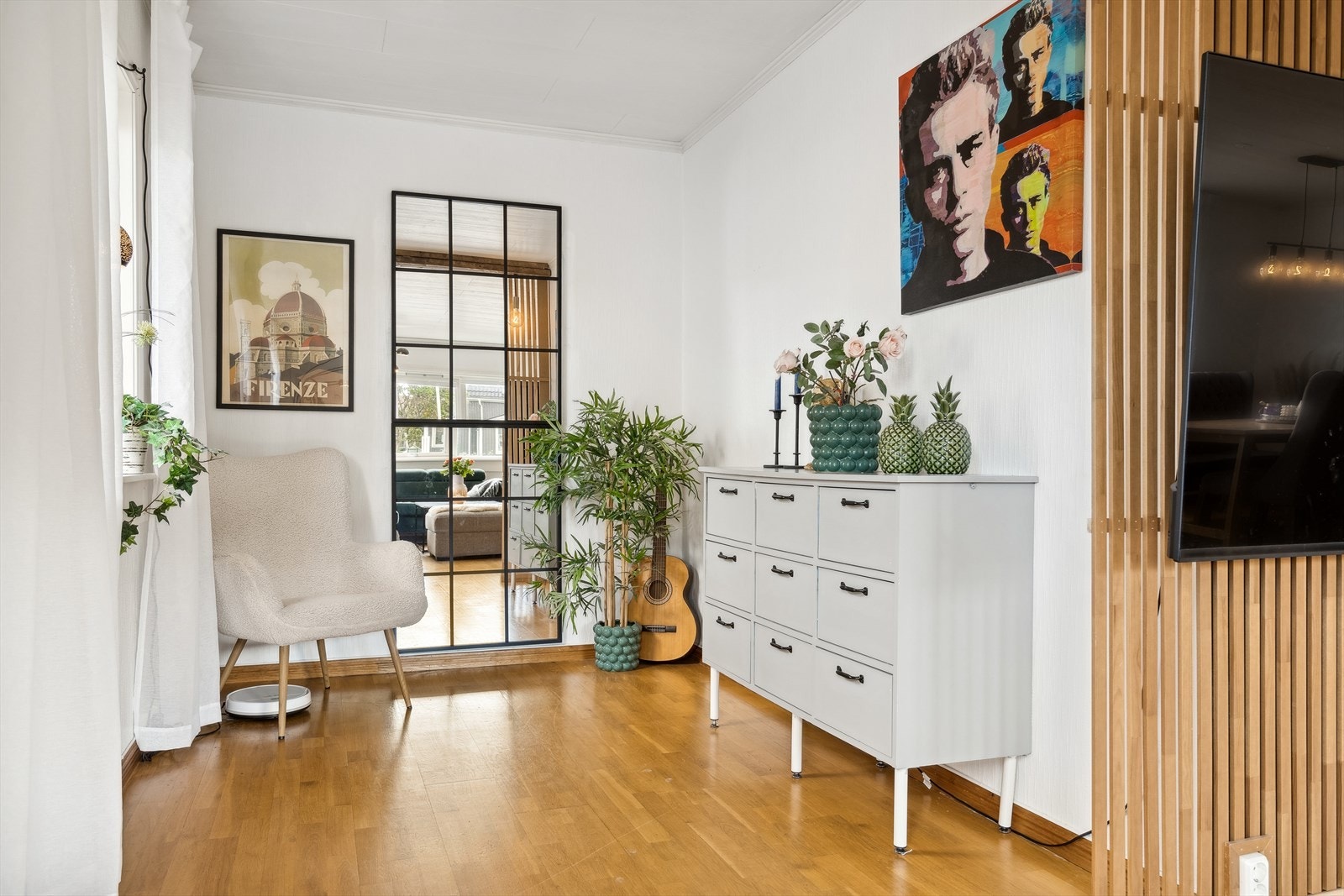 Koselig stuekrok som kan passe fint som kontor eller bibliotek/lesestue Galleribilde