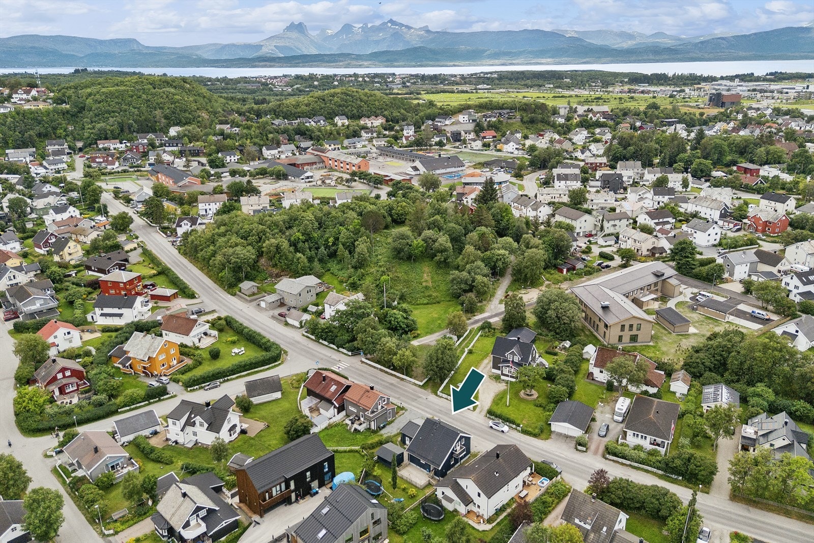 Her bor du med kort skolevei til Saltvern skole (1-10 trinn), nærhet til flere barnehager og gangavstand til bussholdeplass Galleribilde