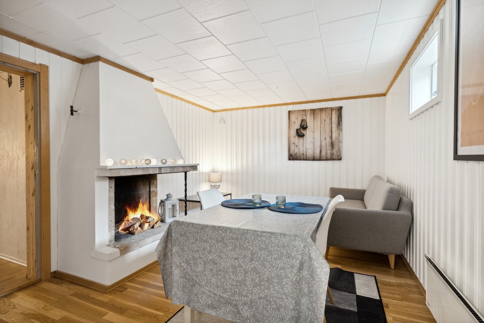 Kjelleren er innredet med bl.a. to soverom, stue og kjøkken - Det gjøres oppmerksom på at arealene ikke er godkjent til denne bruken (ikke søkt bruksendret til hoveddel) Galleribilde