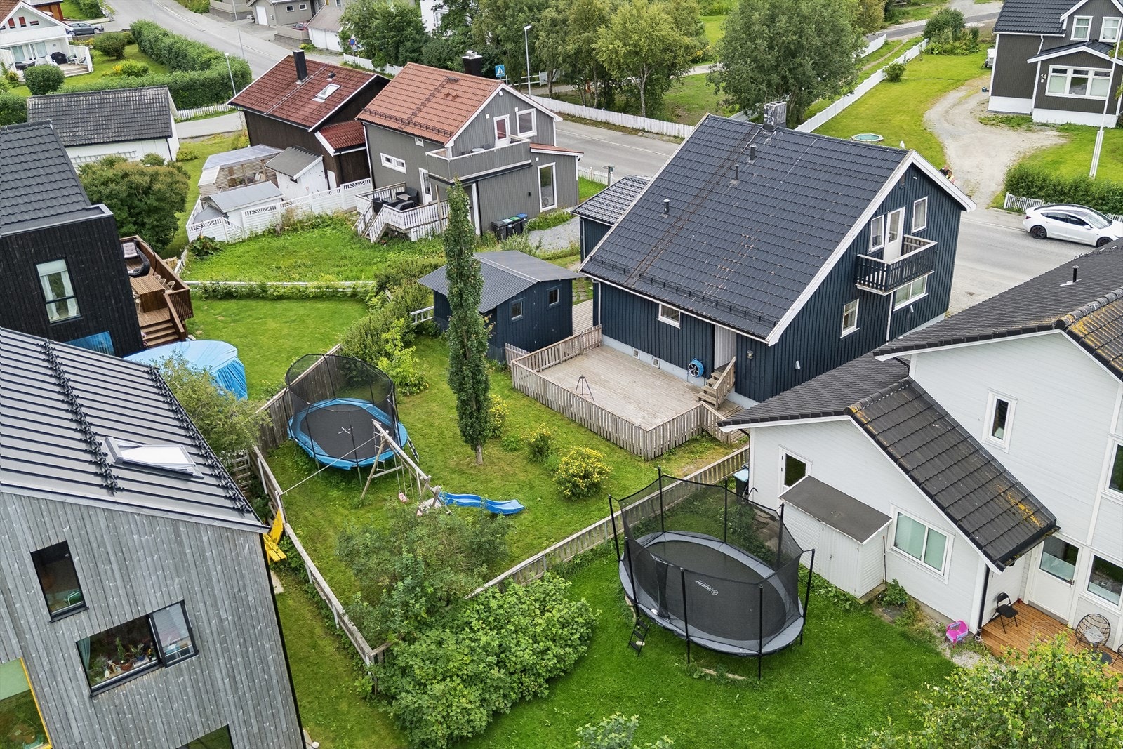 Pent opparbeidet og inngjerdet hage bak boligen. Galleribilde