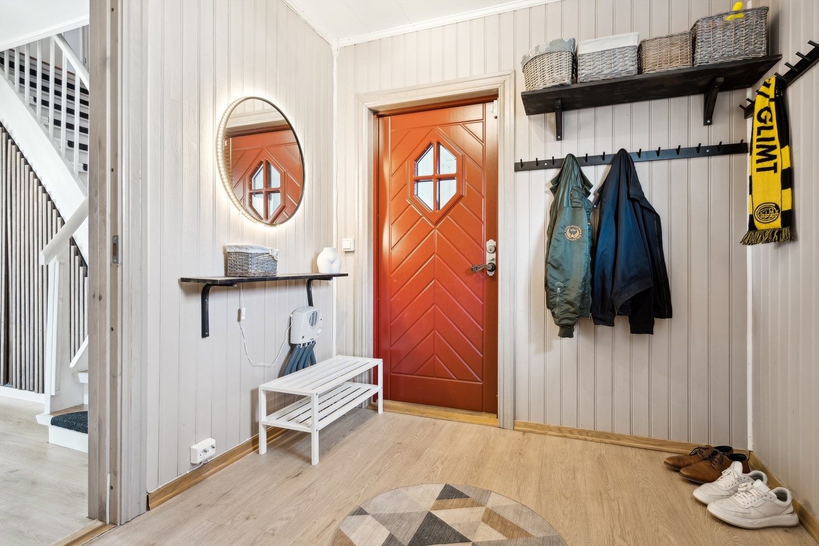 Du ønskes velkommen inn i en lys og hyggelig entrè med god plass til oppbevaring av yttertøy Galleribilde