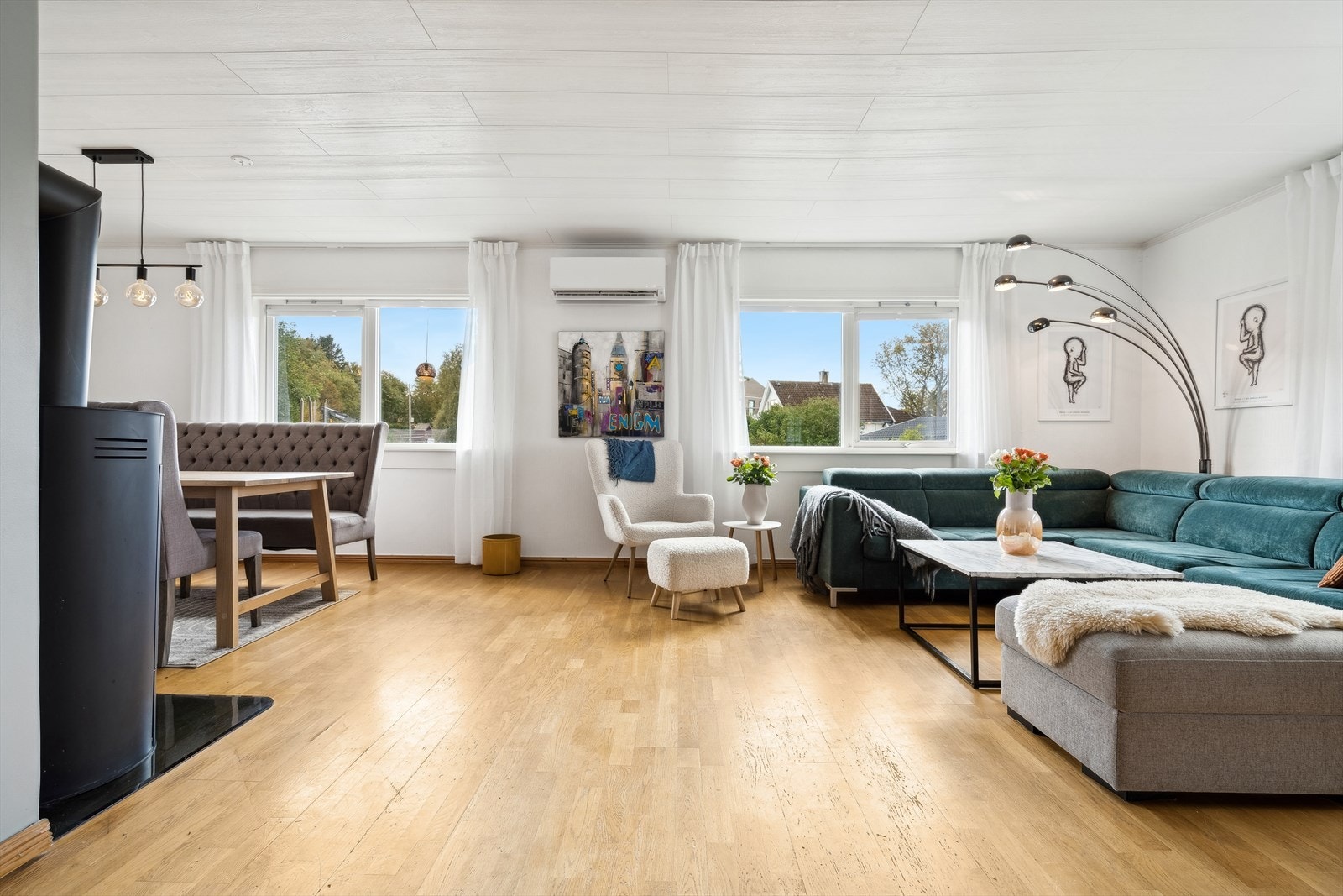 Det er ildsted som sørger for rask oppvarming på kalde vinterdager og varmepumpe for mer stabil varme Galleribilde