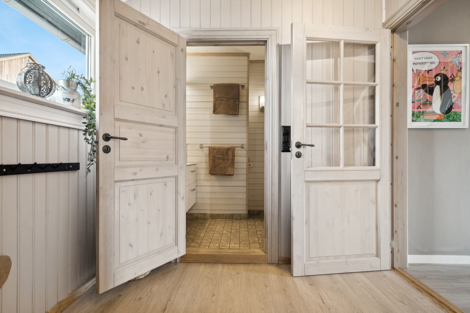 Her er det adkomst til badet og videre inn i hall/trappegangen Galleribilde