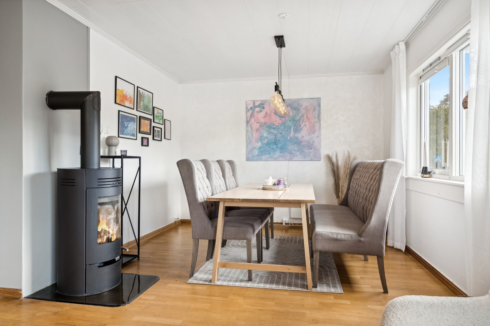 I spisestuen får du fint plass til spisegruppe tilpasset 6-8 personer, så her er det bare å invitere venner og familie på hyggelige sammenkomster Galleribilde