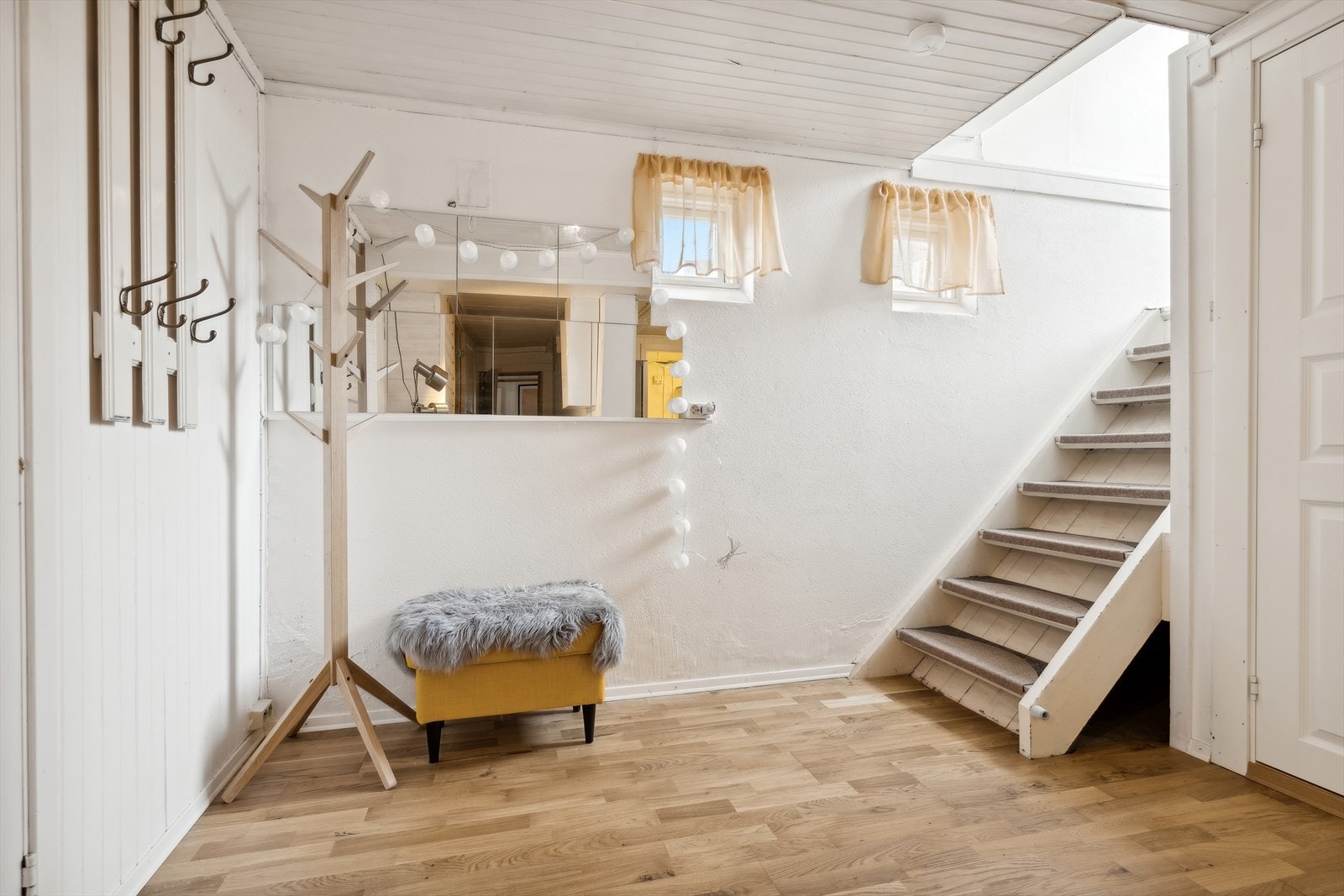 Det er utvendig adkomst til trappenedgangen, samt innvendig adkomst til nedgangen via boden innenfor kjøkkenet Galleribilde