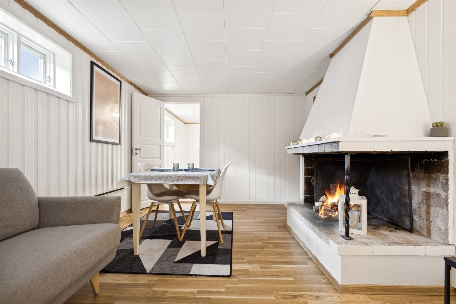 Det er lysmalte overflater og åpent ildsted (ildstedet er p.t. ikke i bruk) Galleribilde
