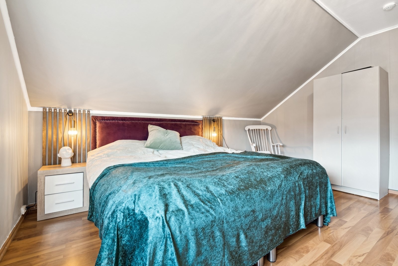 Soverom I - Rommet er utstyrt med et dobbelt garderobeskap og har man behov for mer oppbevaringsplass får en plass til det Galleribilde