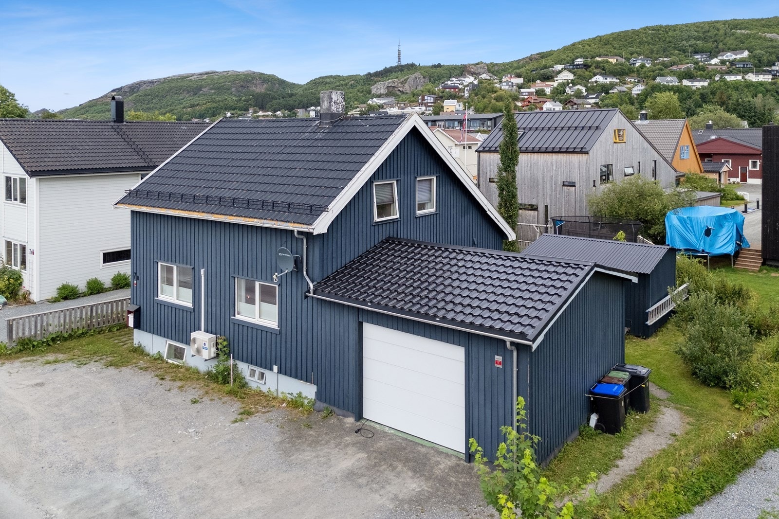 Garasje på 32kvm og god parkeringsdekning på gårdsplass Galleribilde