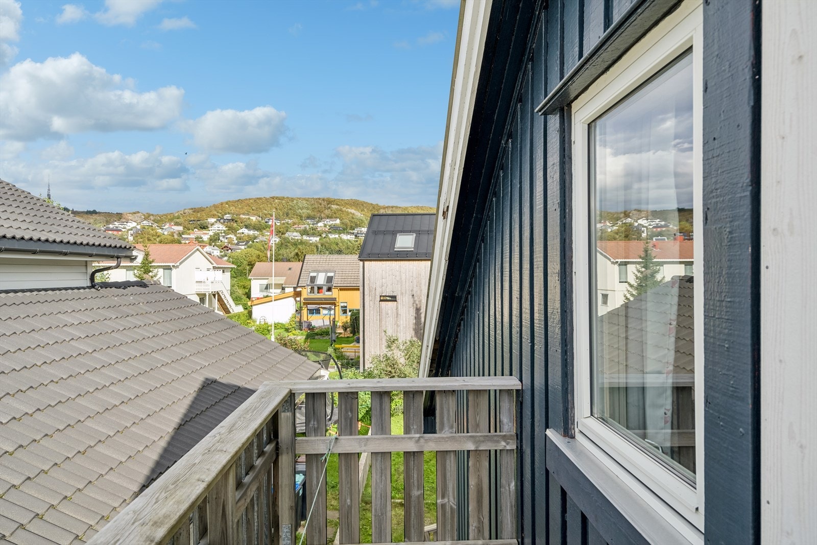 Balkongen har fin utsikt mot bl.a. Linken og Rønvikfjellet Galleribilde