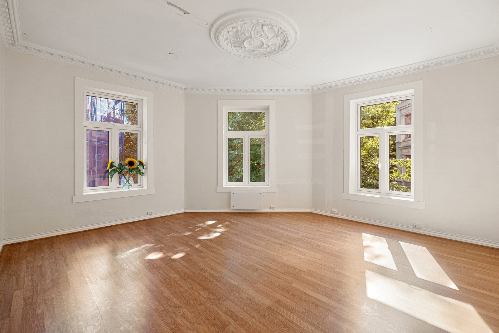 Stor hjørnestue med generøs takhøyde som åpner opp og slipper lyset inn Galleribilde