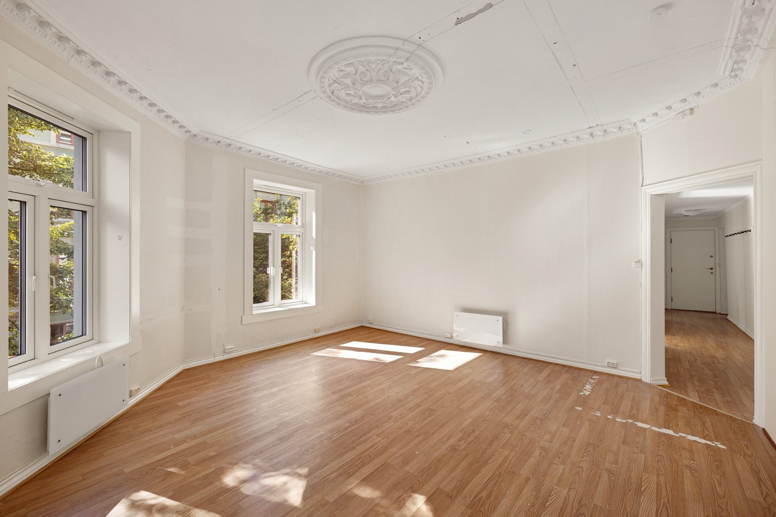 Nabo over leiligheten har åpnet veggen mot hovedsoverommet med doble fløydører for å gi en enda luftigere følelse. Galleribilde