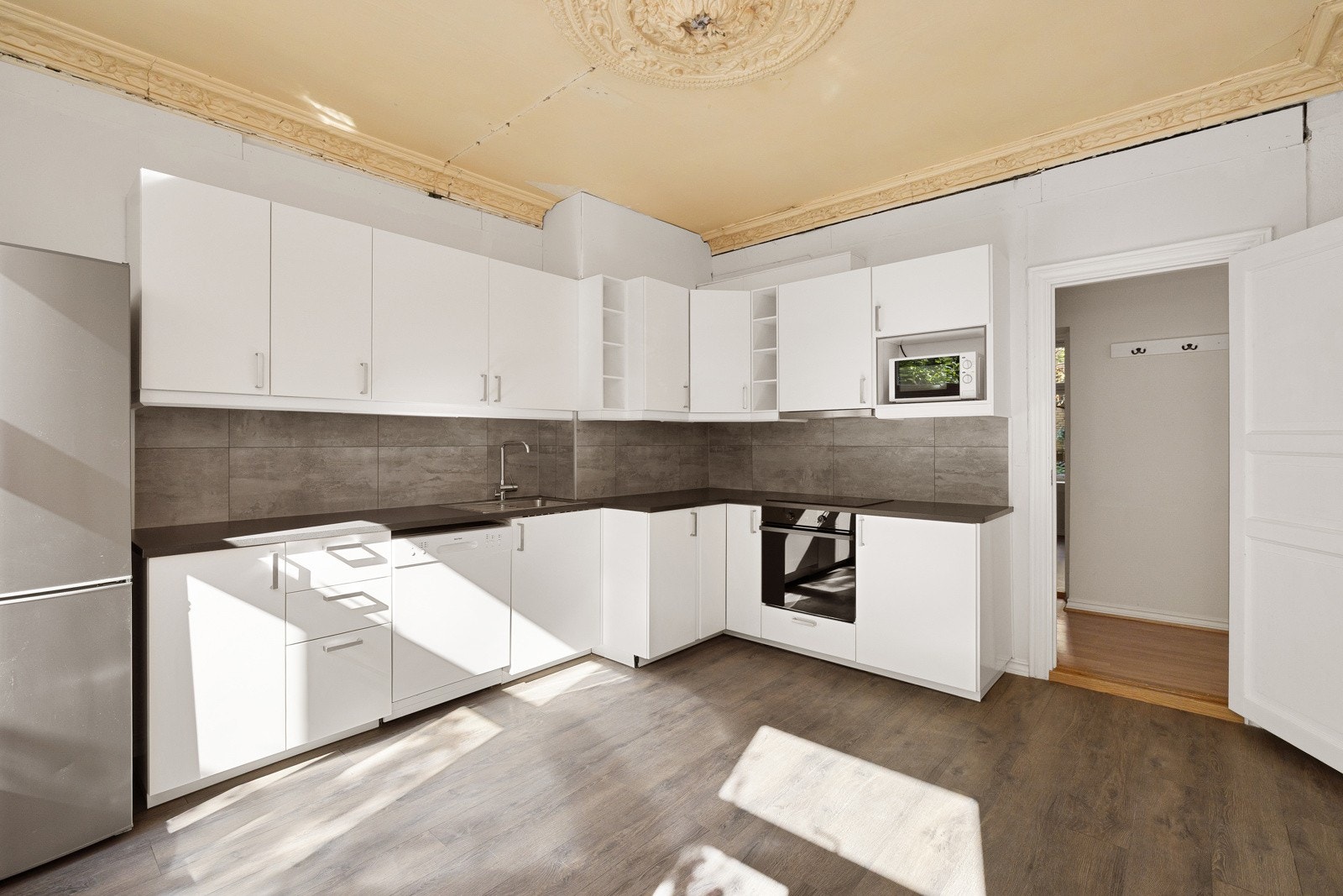 Boligen selges som den er med det som står igjen av inventar, hvitevarer osv. Galleribilde