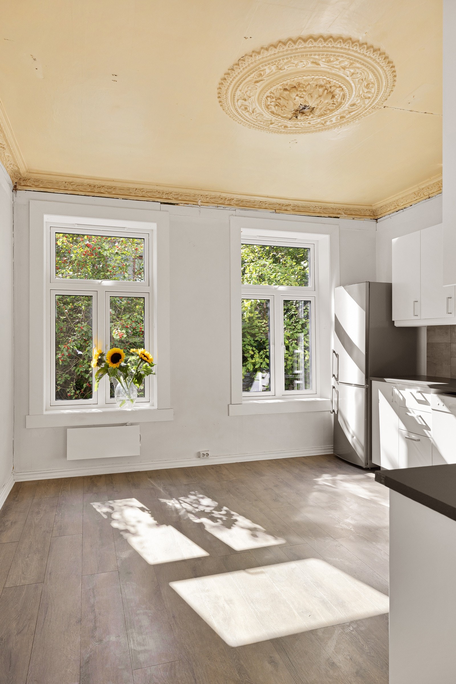 Rosett og stukkatur finnes i stue, begge soverom og på kjøkken. Galleribilde