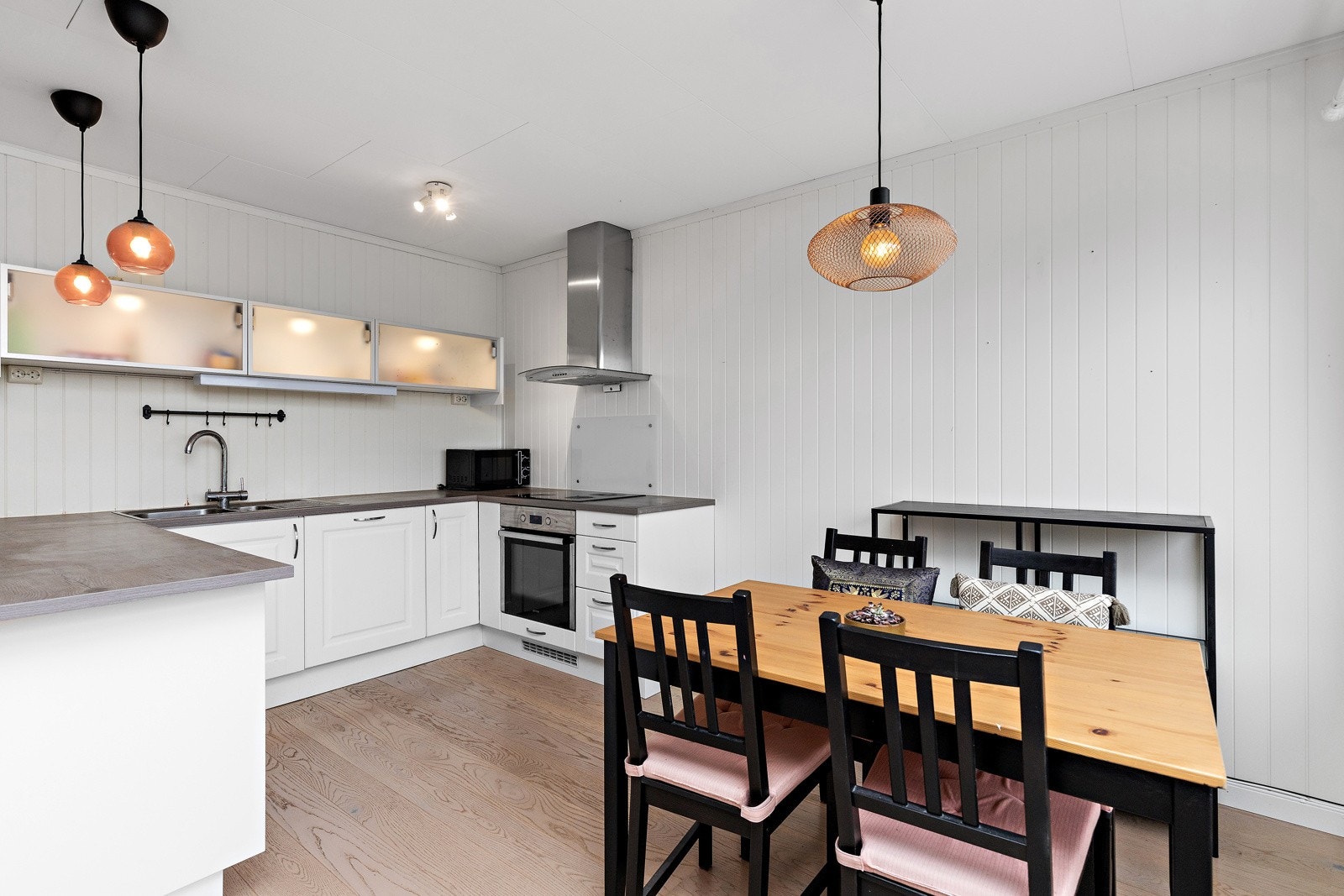 Kjøkken fra 2014 med integrerte hvitevarer. Galleribilde