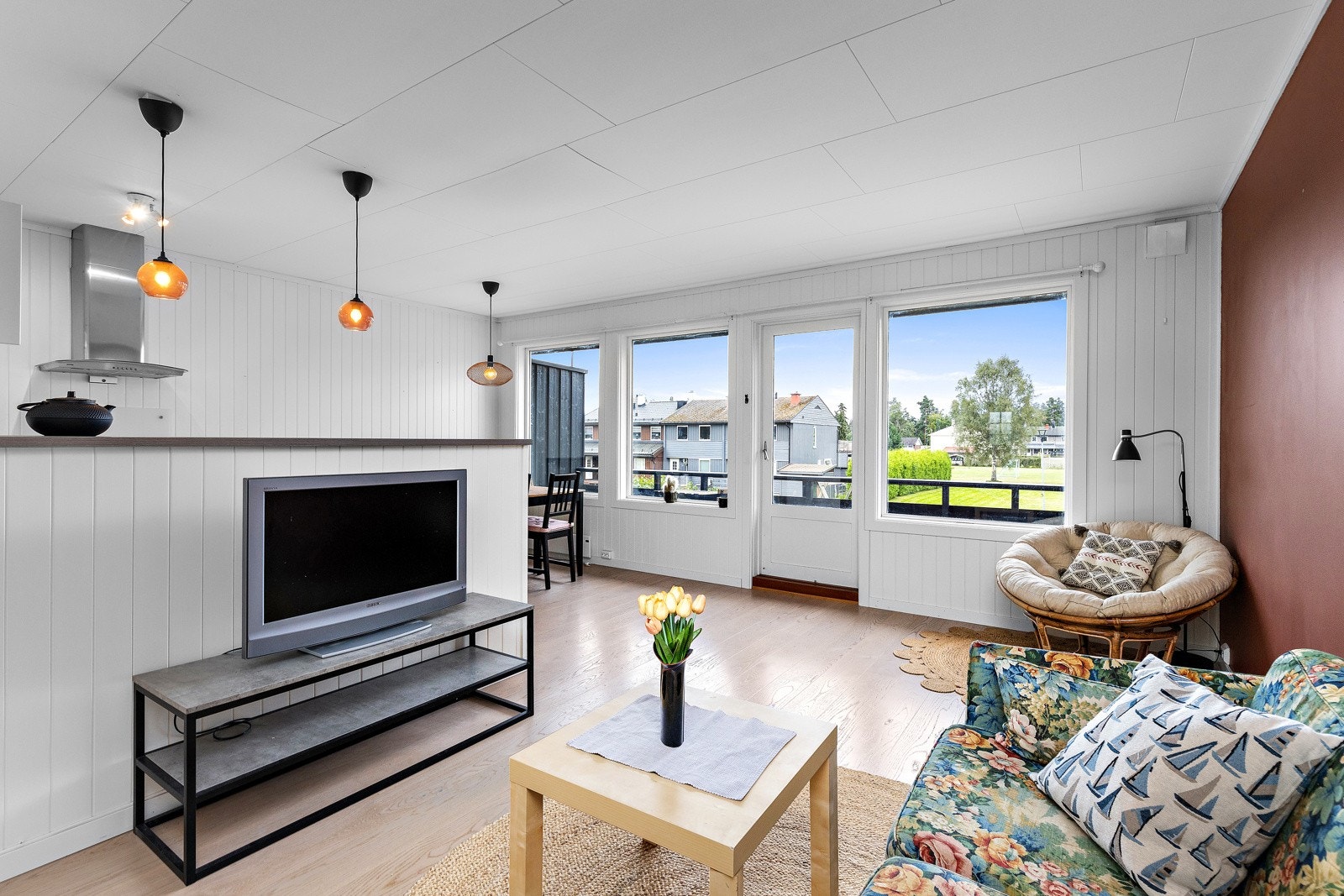 Store vindusflater slipper inn naturlig lys og åpner opp. Galleribilde