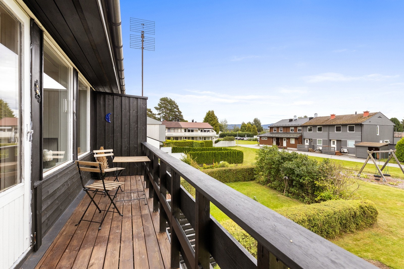 Solrik og pen terrasse. Galleribilde