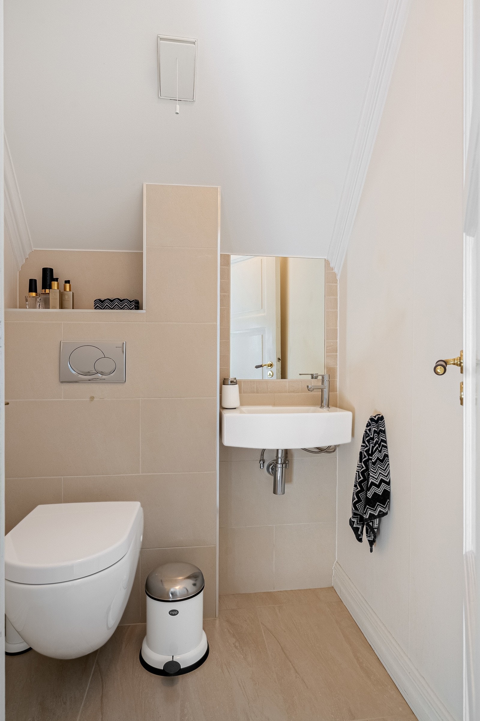 Toalettrommet i likhet med baderommet ble rehabilitert i 2013. Rommet er utstyrt med toalett og servant med speil. Galleribilde