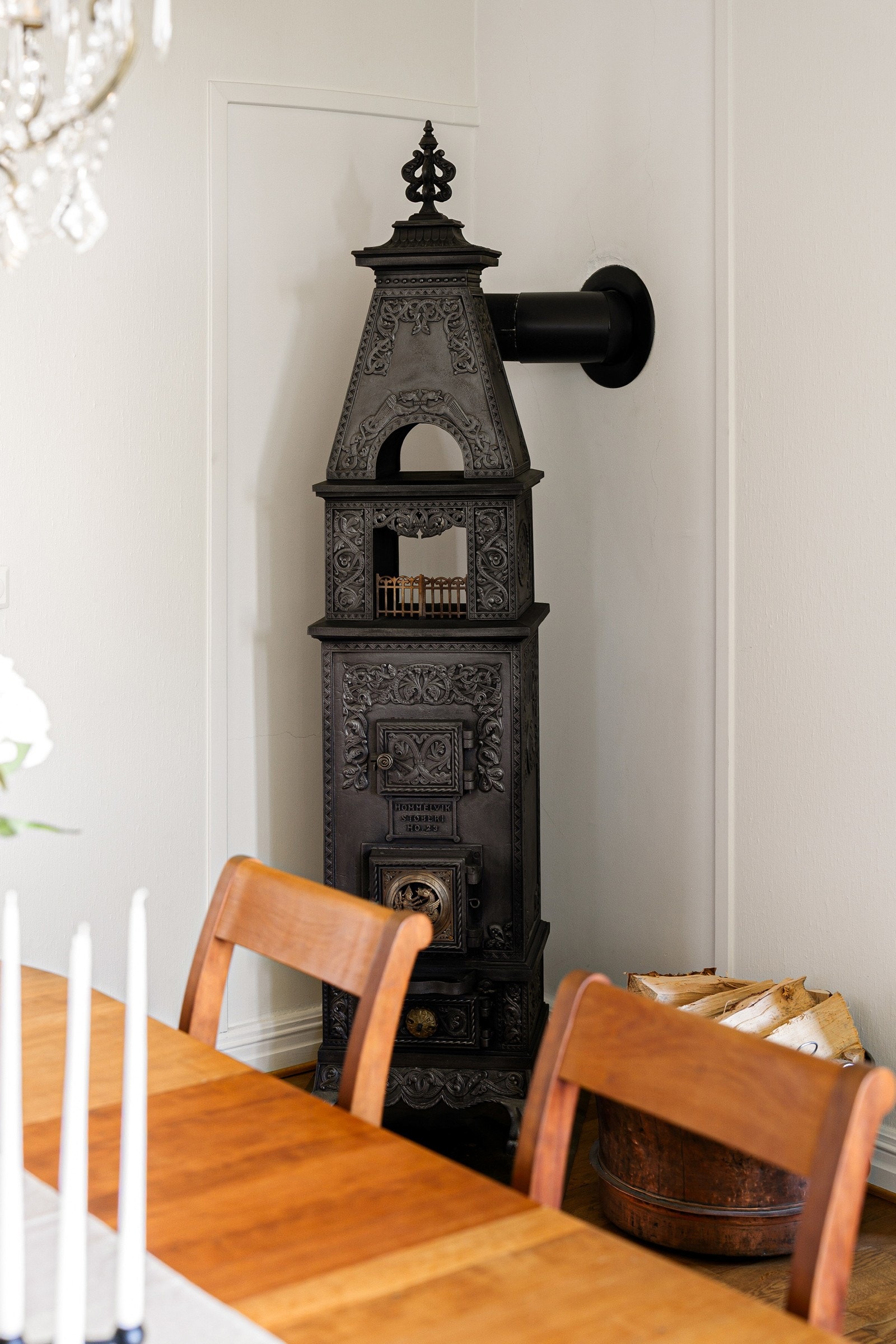 Klassisk vedovn som varmer godt på kalde vinterdager. Galleribilde