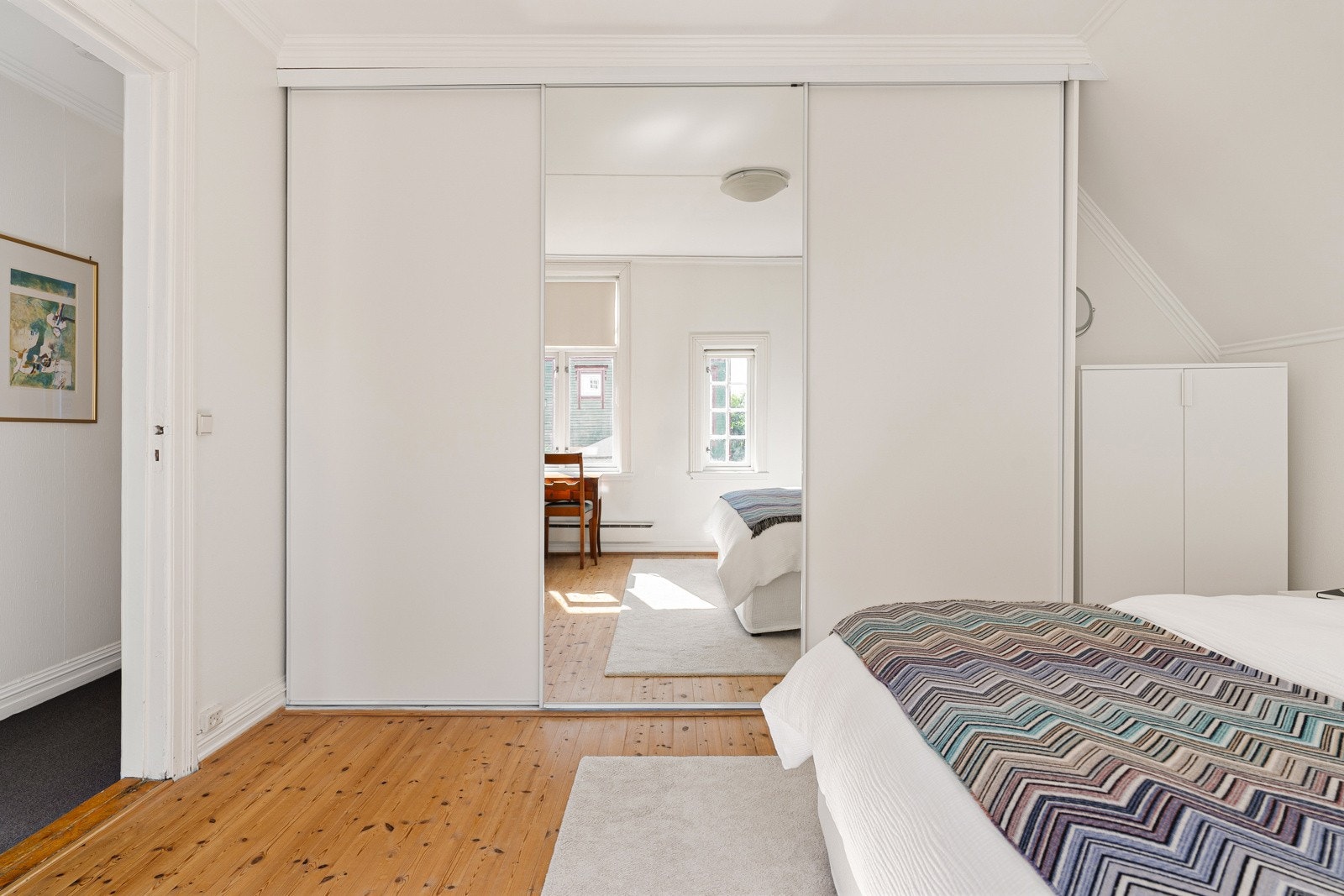 Det er tre romslige soverom som har god plass til stor seng og hovedsoverommet har plassbygd skyvedørsgarderobe. Galleribilde