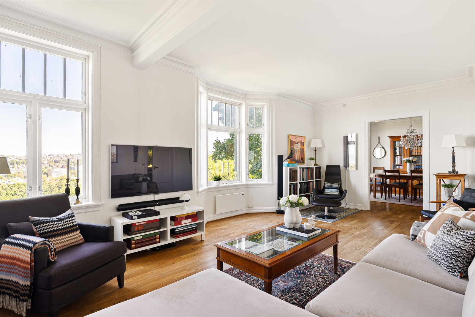 Rikelig med naturlig lysinnslipp fra de store vindusflatene som skaper en lys og luftig atmosfære. Galleribilde