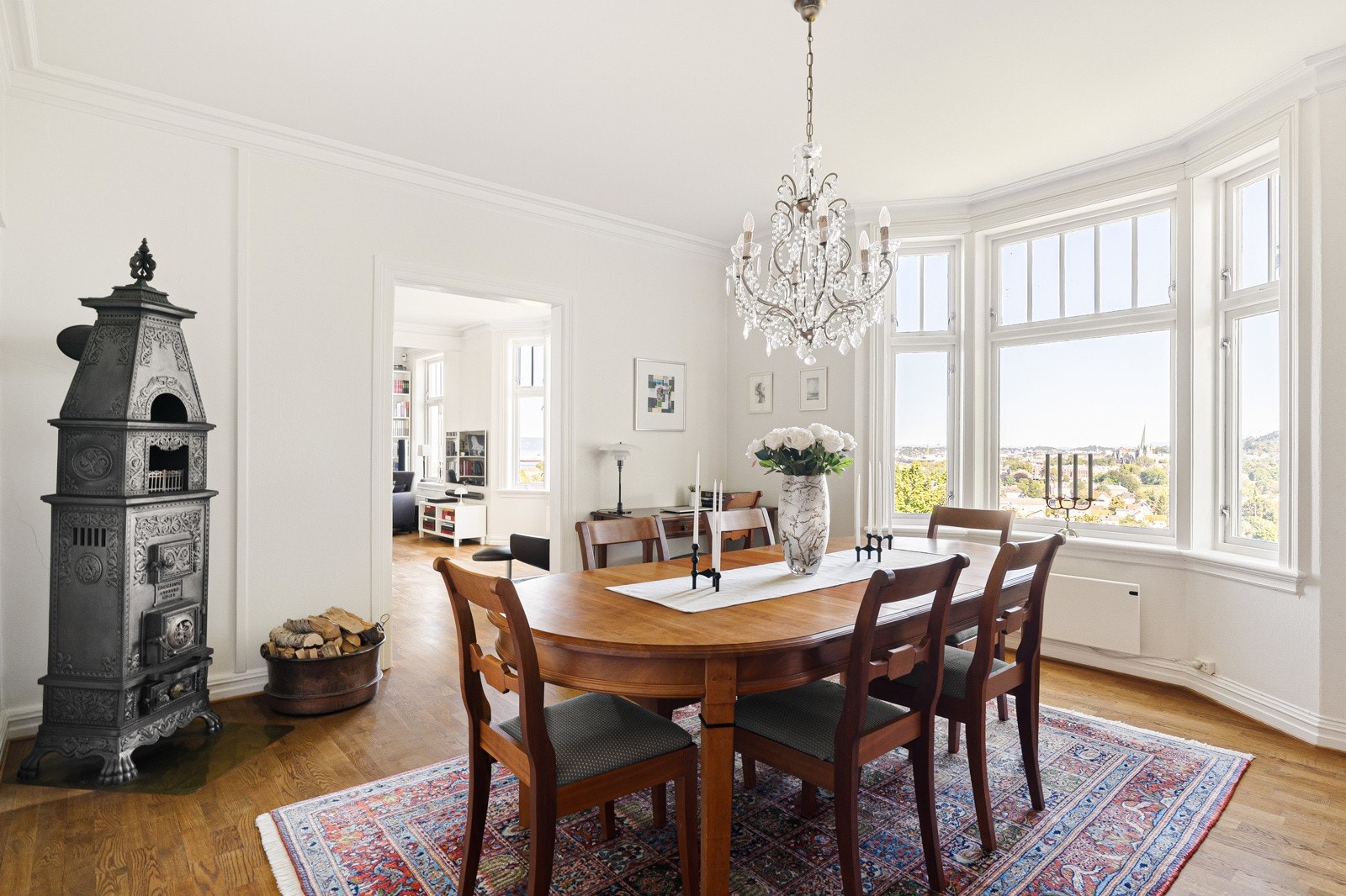 Det klassiske særpreget på eiendommen gjenspeiler seg i store luftige rom med store vindusflater og god takhøyde. Galleribilde