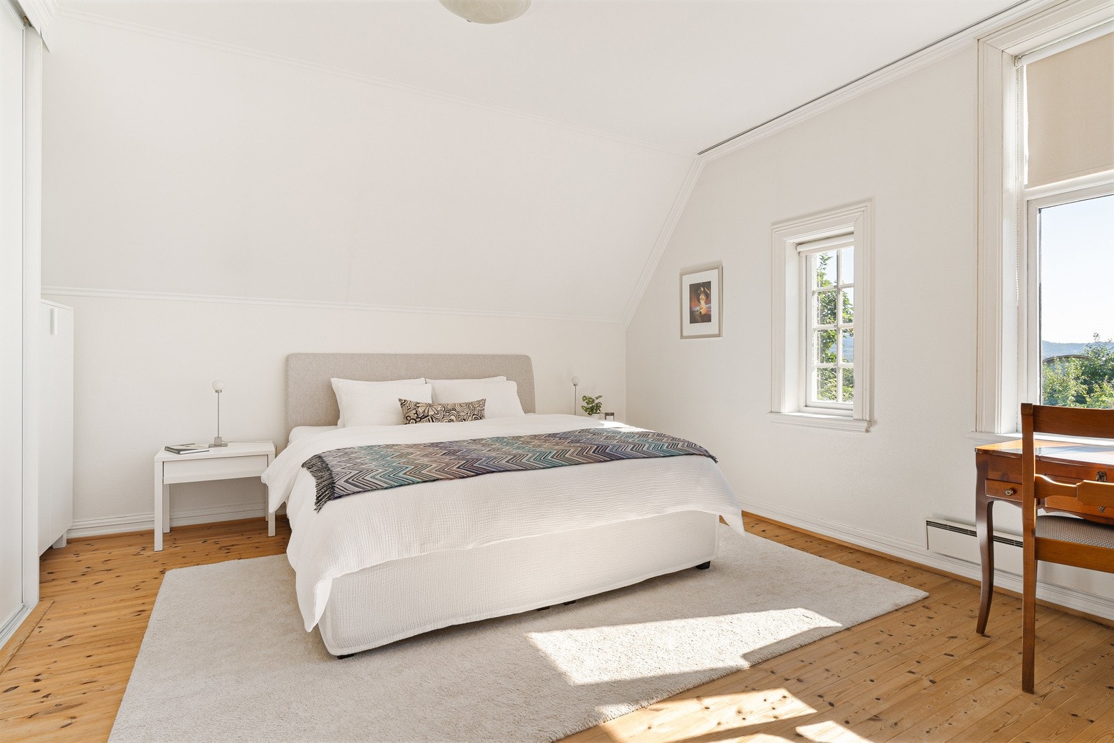 Boligens tre soverom er målt til henholdsvis 18, 15,5 og 9,5 kvm. Galleribilde