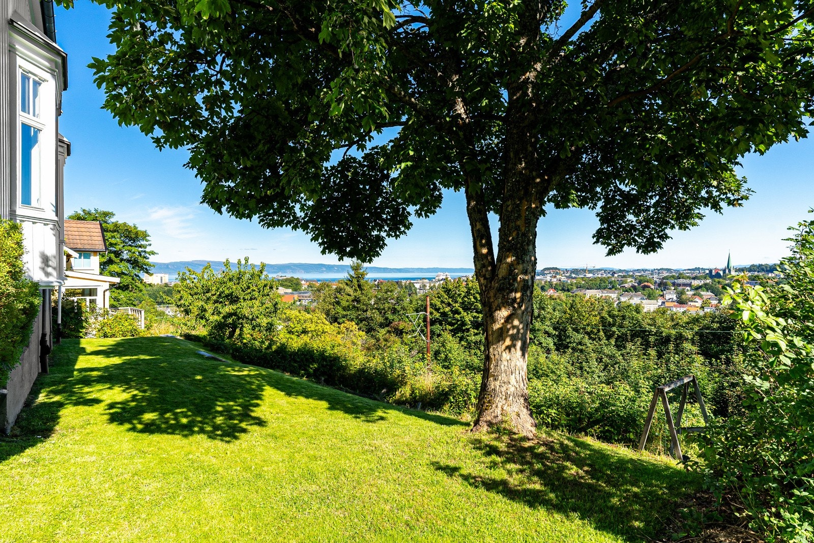 I bakkant av boligen er det mye potensiale. Det er to flater og et høydedrag som skiller dem. Galleribilde