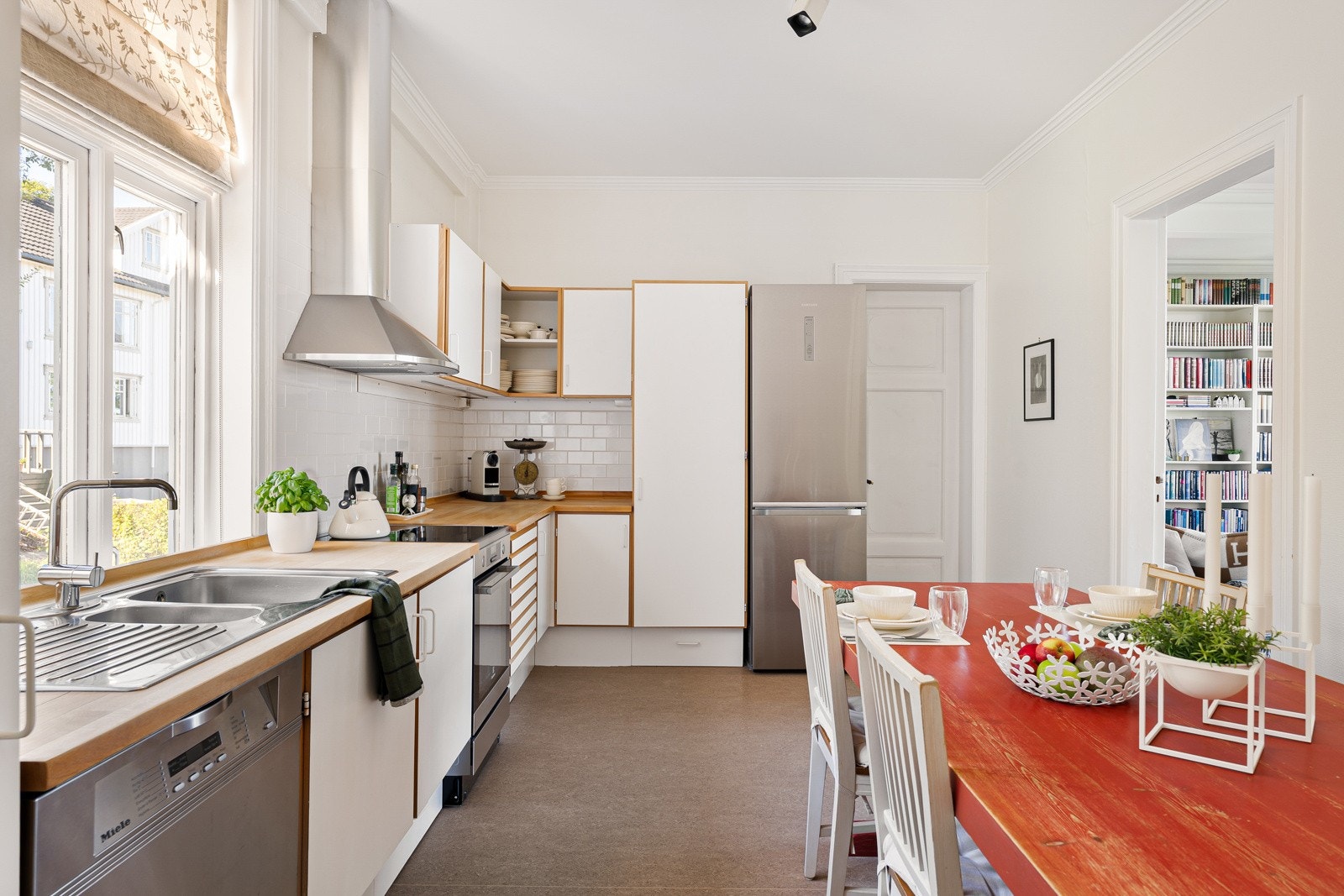 Kjøkkenet er innredet i lyse skap og en lys benkeplate av eik. Det er rikelig med oppbevaringsplass og gode arbeidsforhold på benkeplaten. Galleribilde