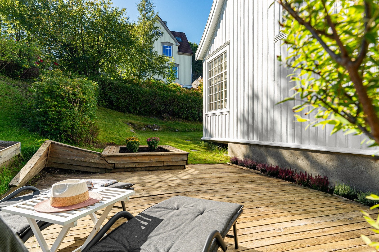 Terrassen er sørvendt og er et ypperlig oppholdssted på finværsdagene. Galleribilde