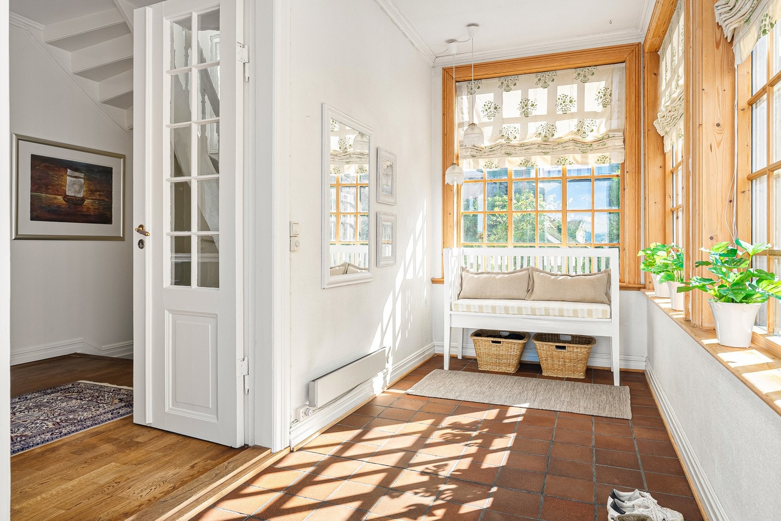 Velkommen inn! Førsteinntrykket dannes i det du beveger deg over dørstokken - her ønskes du velkommen av en lys og romslig entré. Galleribilde