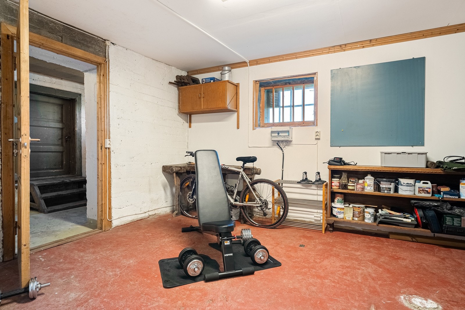 Etasjen har godt med lagringsplass i tre boder som er målt til henholdsvis 15, 8 og 5,5 kvm. Galleribilde