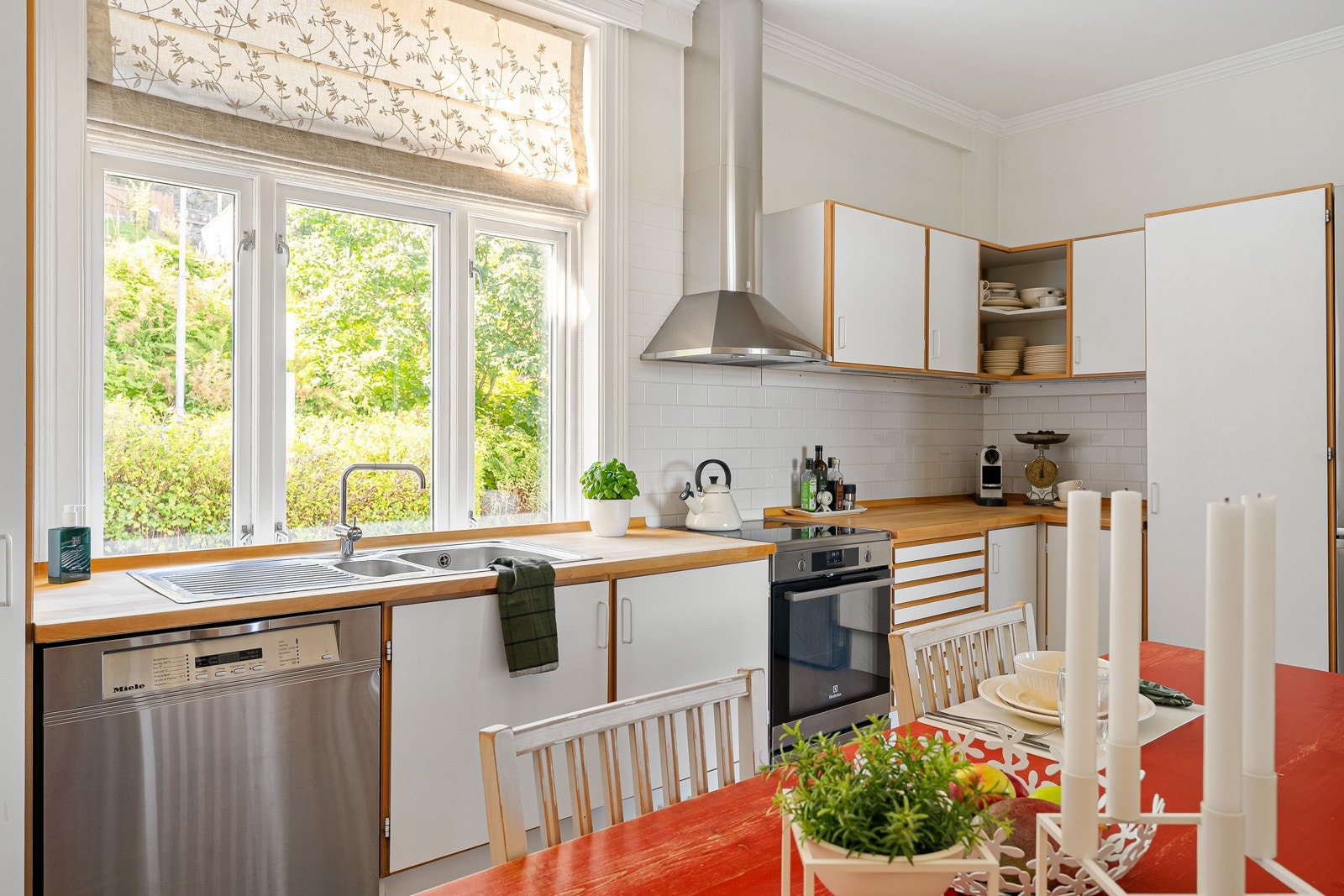 Kjøkkenet er utstyrt med oppvaskmaskin, kombinert kjøl- og fryseskap, komfyr og avtrekksvifte. Galleribilde