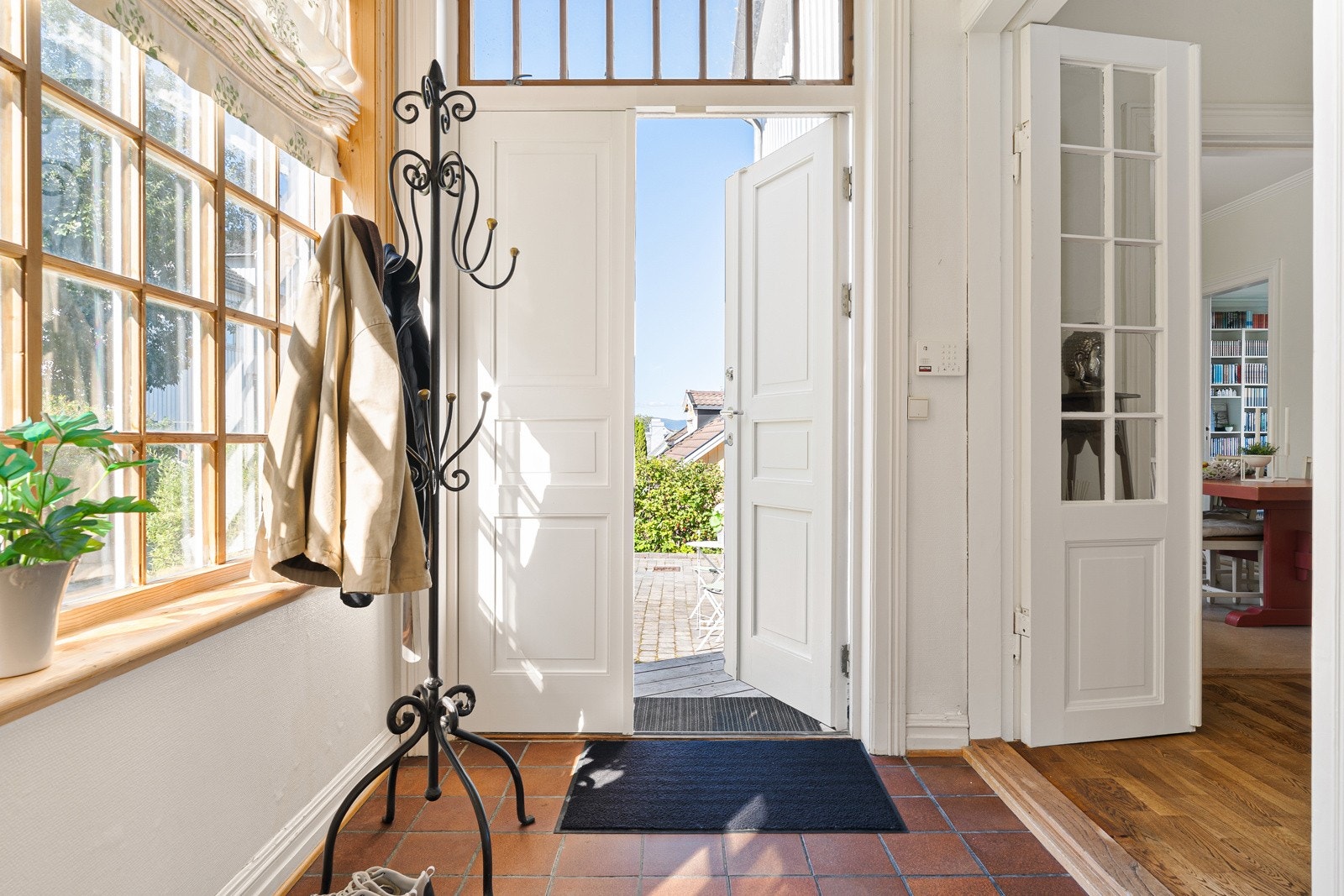 Entréen er flislagt og har god plass til oppbevaring av både yttertøy og sko. Galleribilde